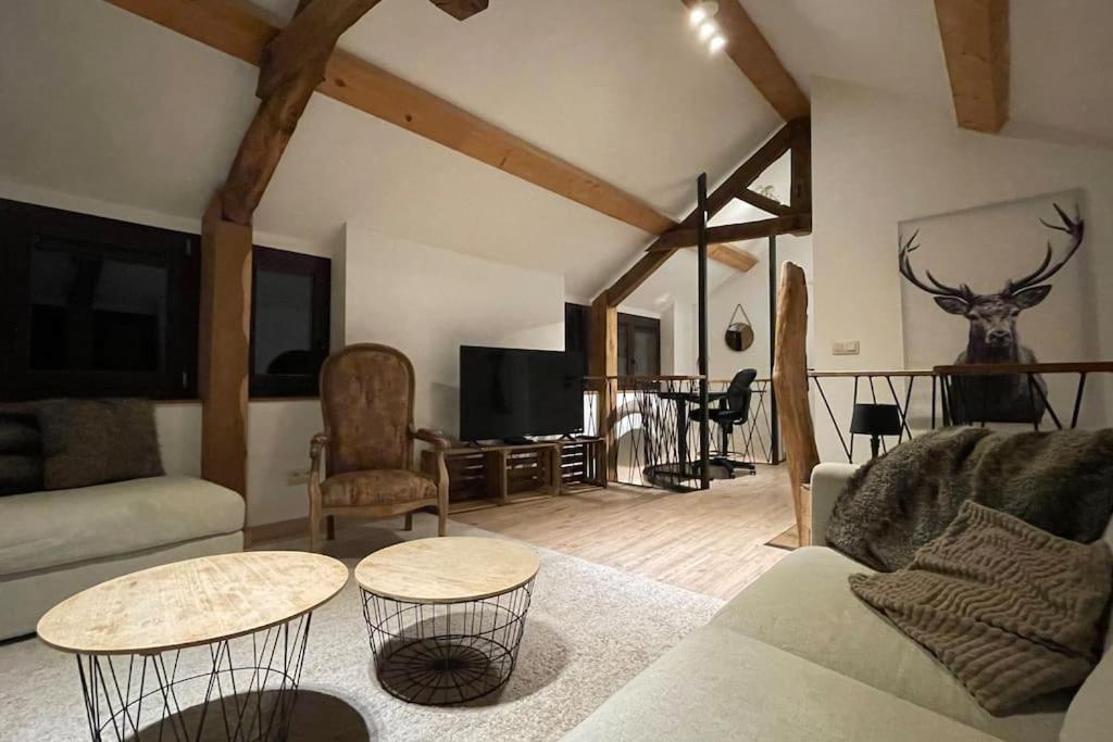 ein Wohnzimmer mit einer Couch und einem Tisch in der Unterkunft Le Belle-Vue in La-Roche-en-Ardenne