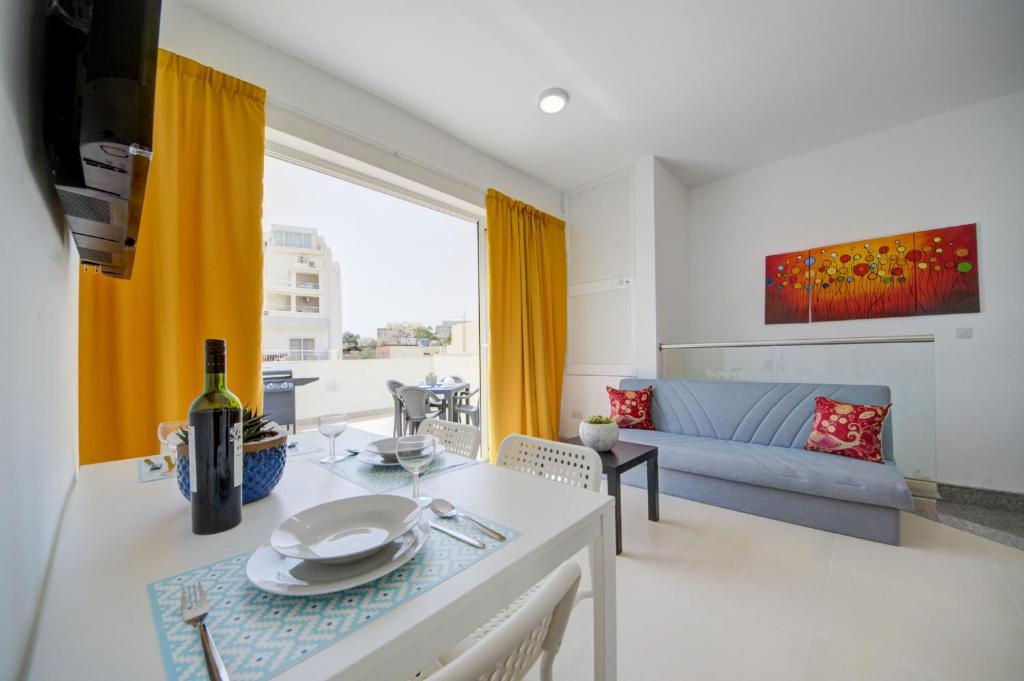 una sala de estar con un sofá y una mesa en Tranquil Msida Creek 1-Bedroom Apartments & Penthouse, en Msida