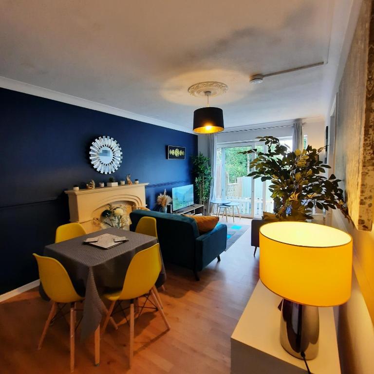 Restaurant o iba pang lugar na makakainan sa Blenheim Way is a beautiful apartment in a quiet location yet minutes from major attractions and City centre Great for families Sleeps 6