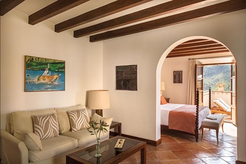 Postel nebo postele na pokoji v ubytování La Residencia, A Belmond Hotel, Mallorca