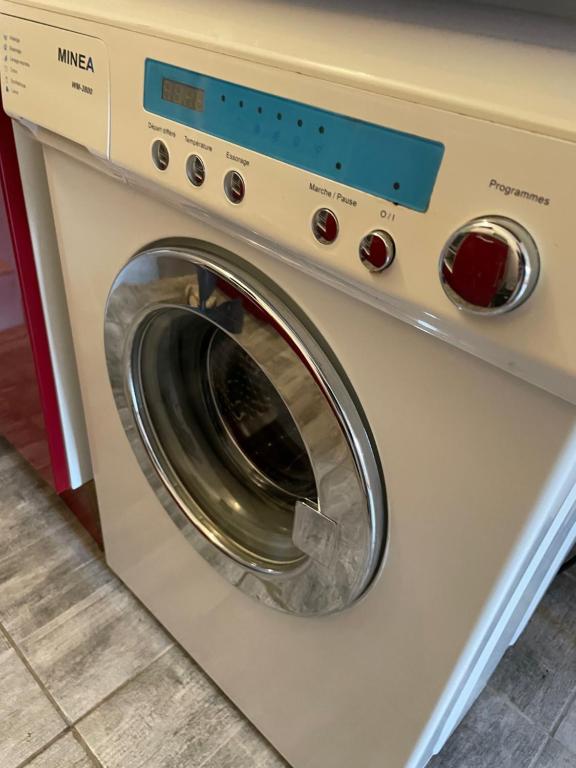Hay una lavadora en una habitación. en Superbe appartement terrasse wifi, en Paroy-sur-Tholon