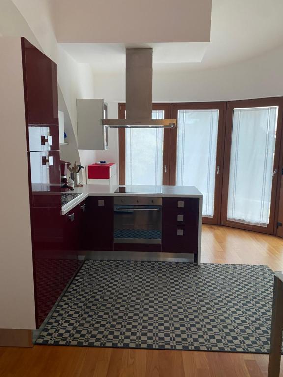 uma cozinha com uma placa de fogão num quarto em RESIDENCE DUINO MARE em Duino
