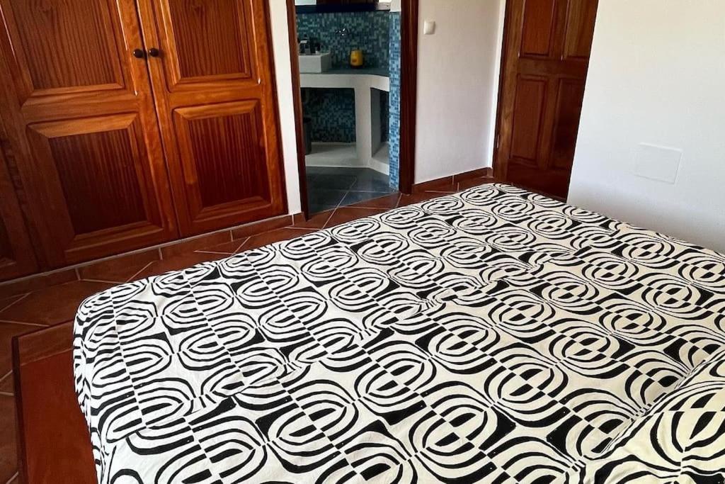 Postel nebo postele na pokoji v ubytování Villa GÊMEO vue mer, piscine accès privé plage