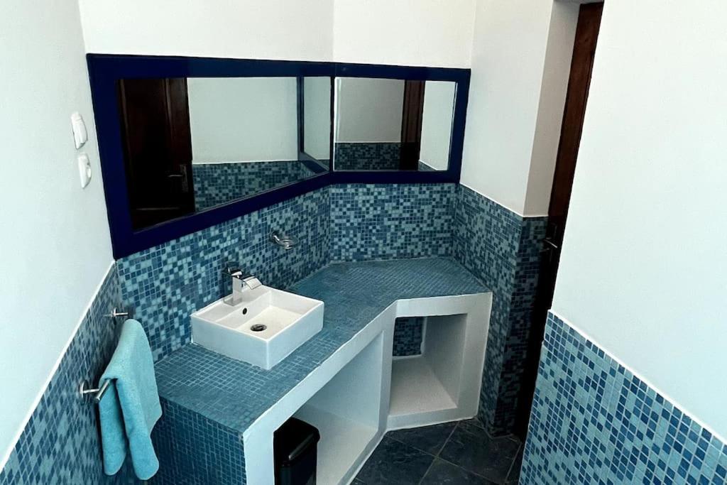 Postel nebo postele na pokoji v ubytování Villa GÊMEO vue mer, piscine accès privé plage
