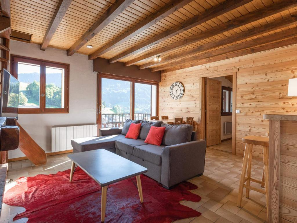 een woonkamer met een bank en een tafel bij Appartement La Clusaz, 3 pièces, 6 personnes - FR-1-304-259 in La Clusaz