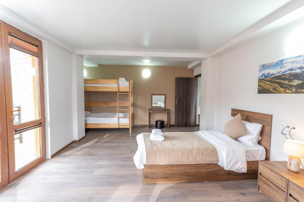 Postel nebo postele na pokoji v ubytování Pine Chalets by KA Group