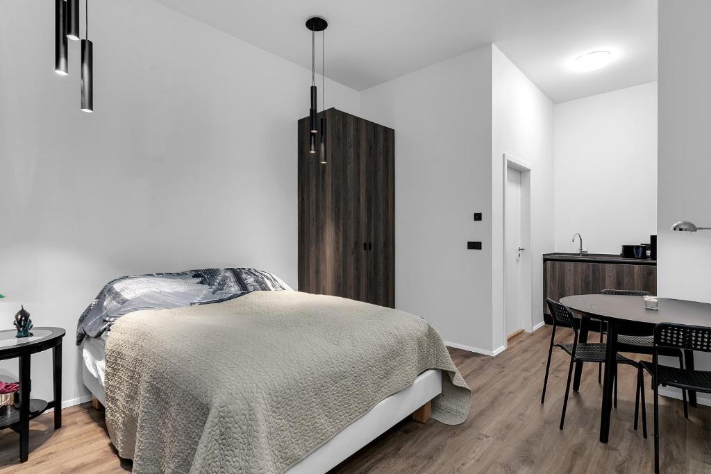 Postel nebo postele na pokoji v ubytování Brand-New Modern Studio