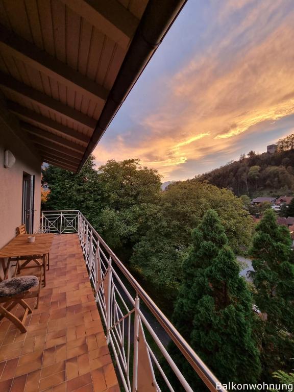A balcony or terrace at Ferienwohnung Tostner Burgblick