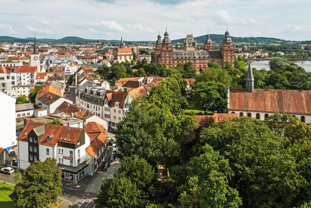 eine Luftansicht einer Stadt mit Gebäuden und Bäumen in der Unterkunft Hotel Zum Goldenen Ochsen am Schlossgarten in Aschaffenburg