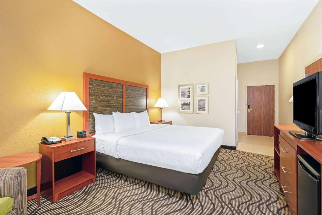 Postel nebo postele na pokoji v ubytování La Quinta by Wyndham Midwest City - Tinker AFB
