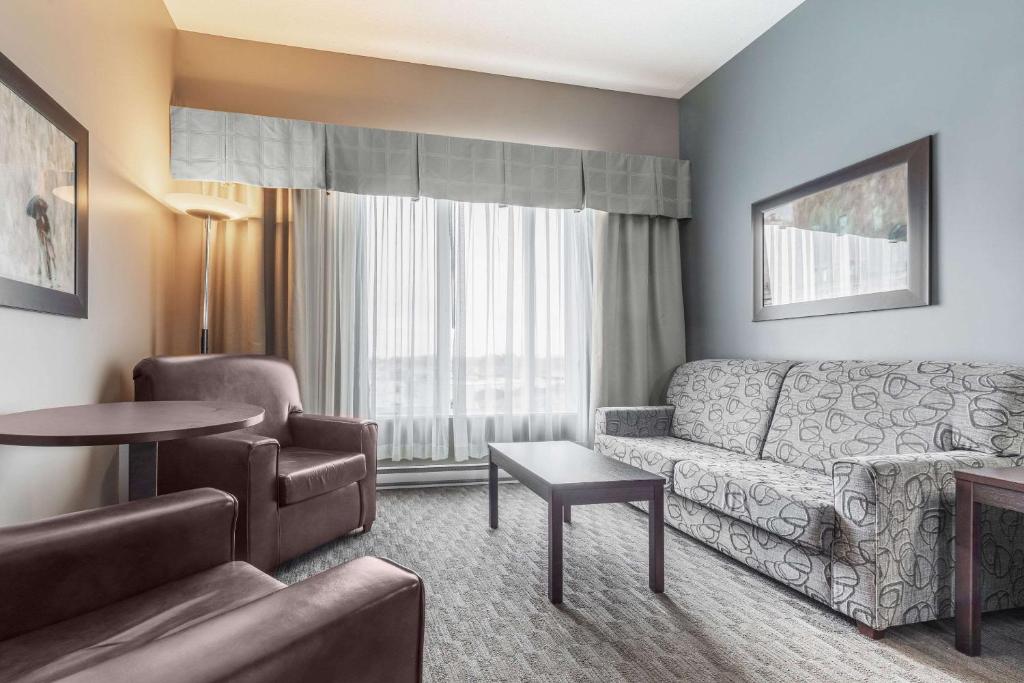Quality Inn & Suites - King Room Met Bankbed - Niet -roken