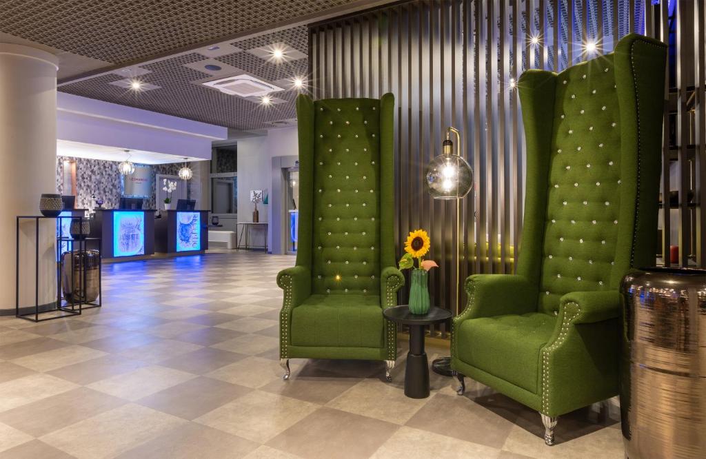 A seating area at Leonardo Hotel Verona