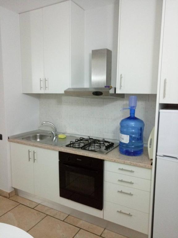 Kuchyň nebo kuchyňský kout v ubytování Apartamento Moradias Djadsal C01 próximo à Praia de Santa Maria