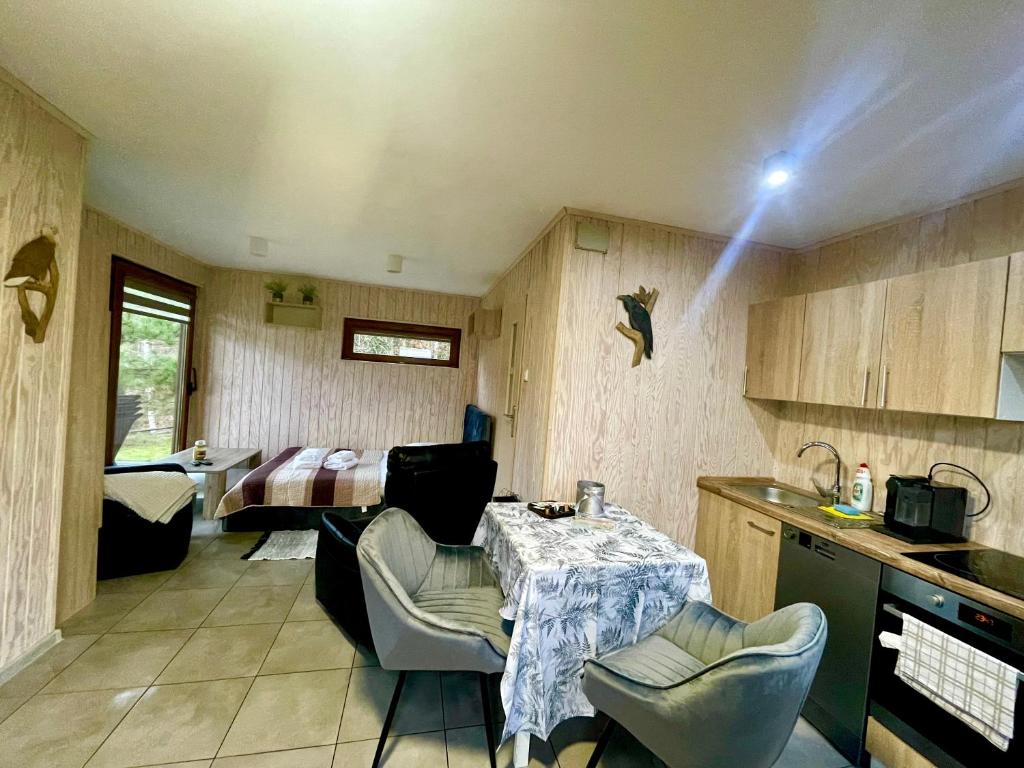 Kuchyň nebo kuchyňský kout v ubytování Osada Skoczkowo komfortowe domki z jacuzzi nad jeziorem- sauna- balia- prywatny staw wędkarski