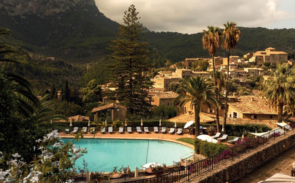 デイアにあるLa Residencia, A Belmond Hotel, Mallorcaのスイミングプール付きのリゾートの景色を望めます。