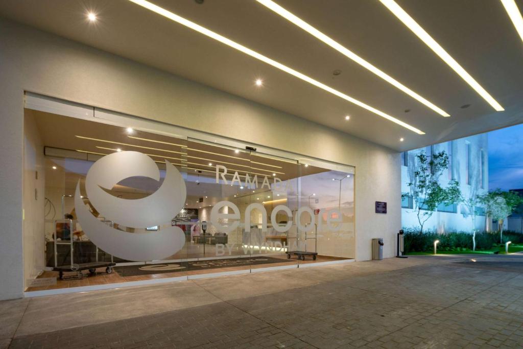 a store front with a large window with a hat on it at Ramada Encore by Wyndham Guadalajara Aeropuerto in Guadalajara