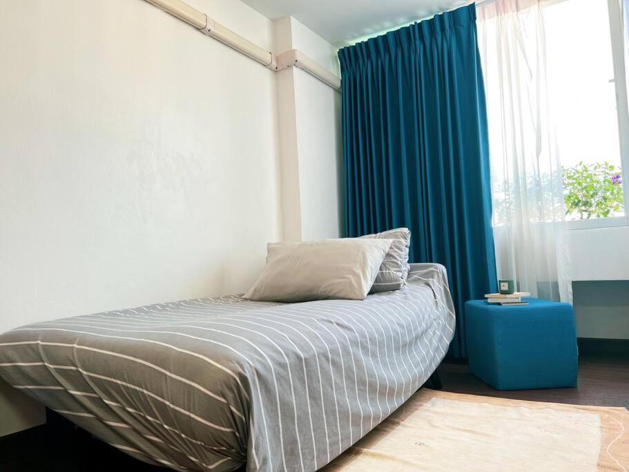 Postel nebo postele na pokoji v ubytování Lo-Fi Room on Ninman 12
