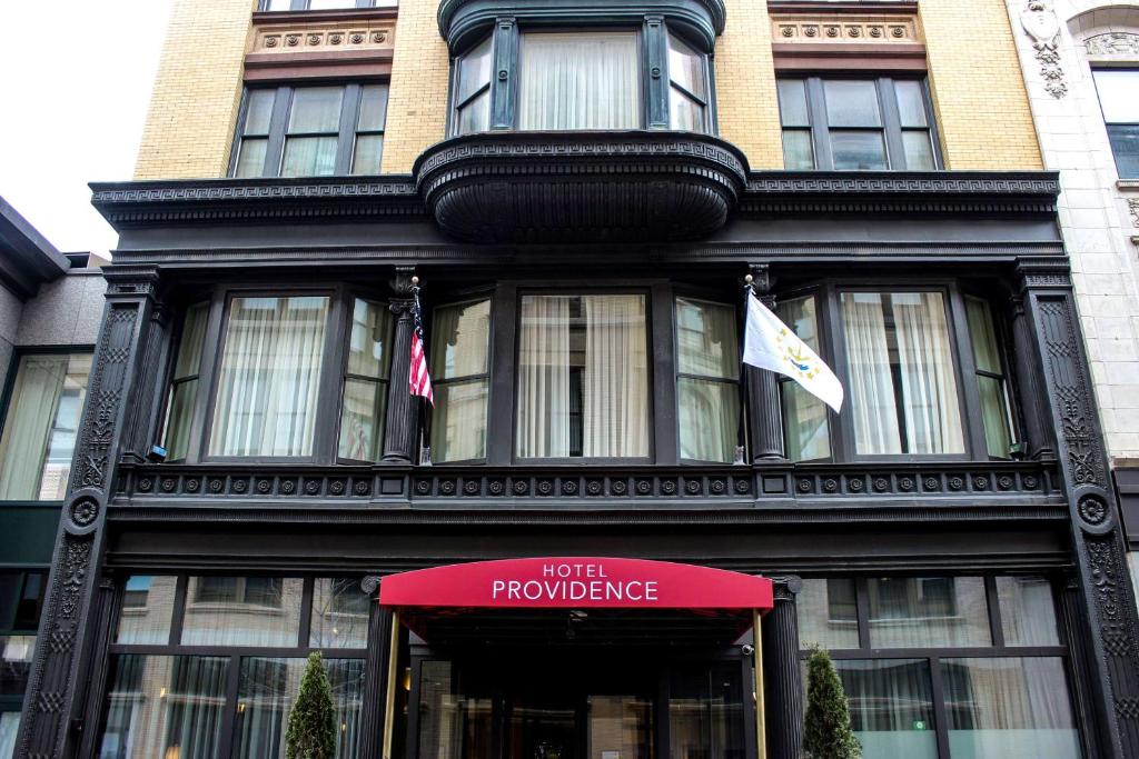 um edifício com um sinal vermelho em frente em Hotel Providence, Trademark Collection by Wyndham em Providence