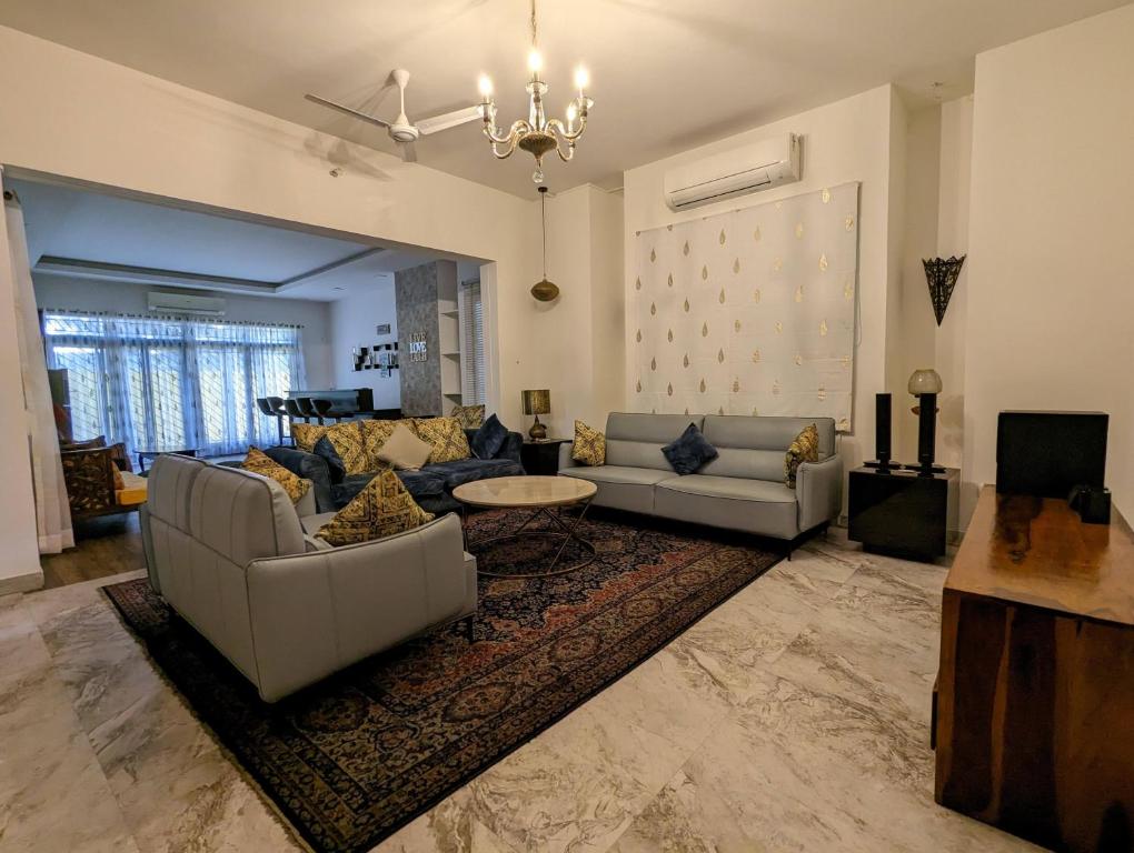 Sala de estar con 2 sofás y mesa en The White House Opp Park Hyatt, en Chennai