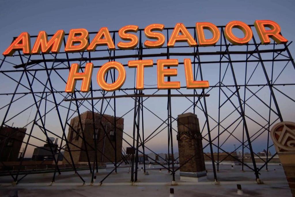 un panneau indiquant l'hôtel ambassadeur sur une structure métallique dans l'établissement Ambassador Hotel Milwaukee, Trademark Collection by Wyndham, à Milwaukee