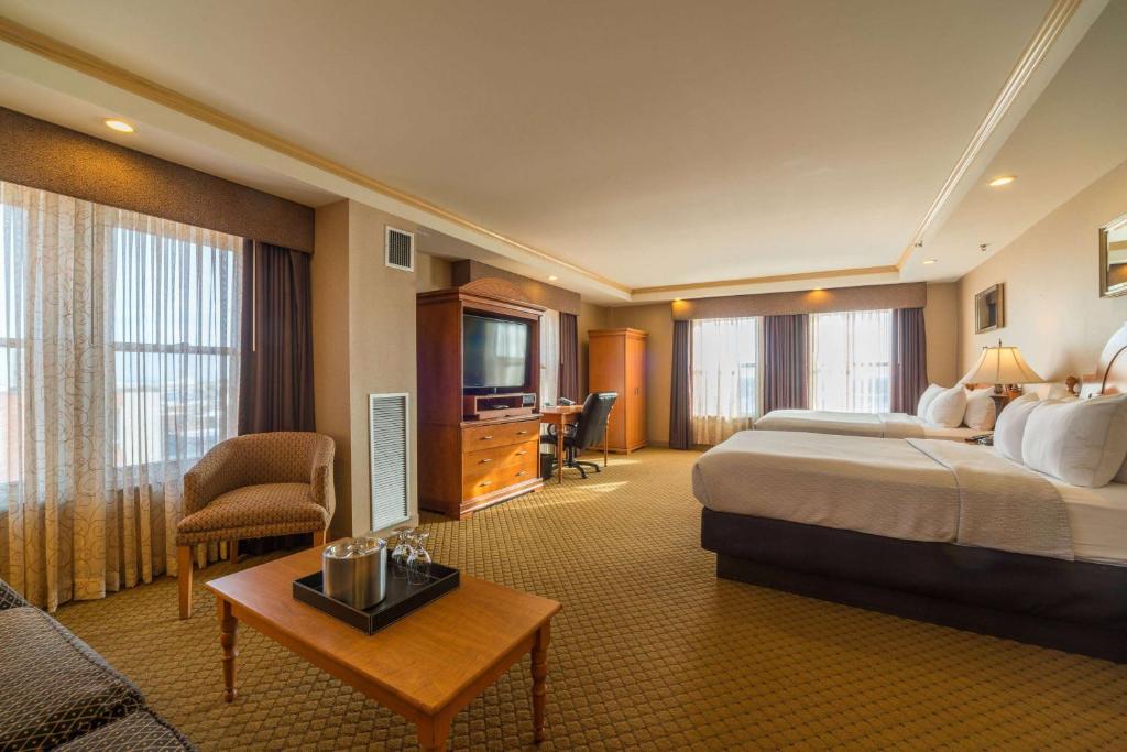 Ambassador Hotel Milwaukee, Trademark Collection by Wyndham - 豪华皇后室和两个大床 - 不吸烟