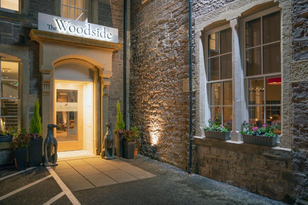 une vitrine d’un magasin de bois avec des plantes en pot dans l'établissement The Woodside, à Doune