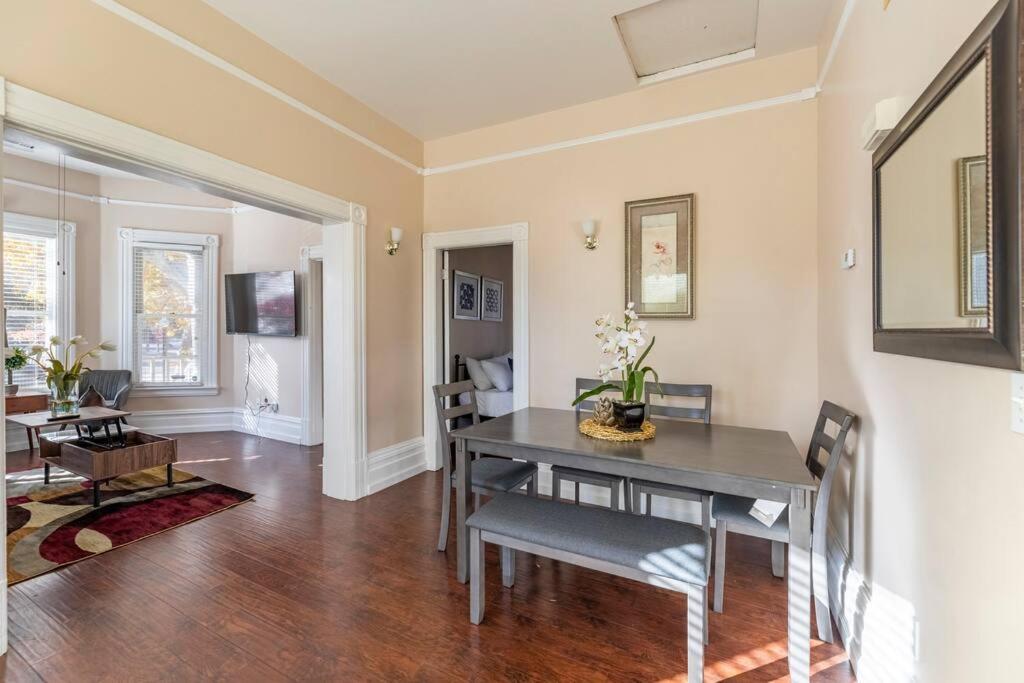 een eetkamer met een tafel en stoelen in een kamer bij A+ 2 BR Victorian Home away from Home in Sacramento