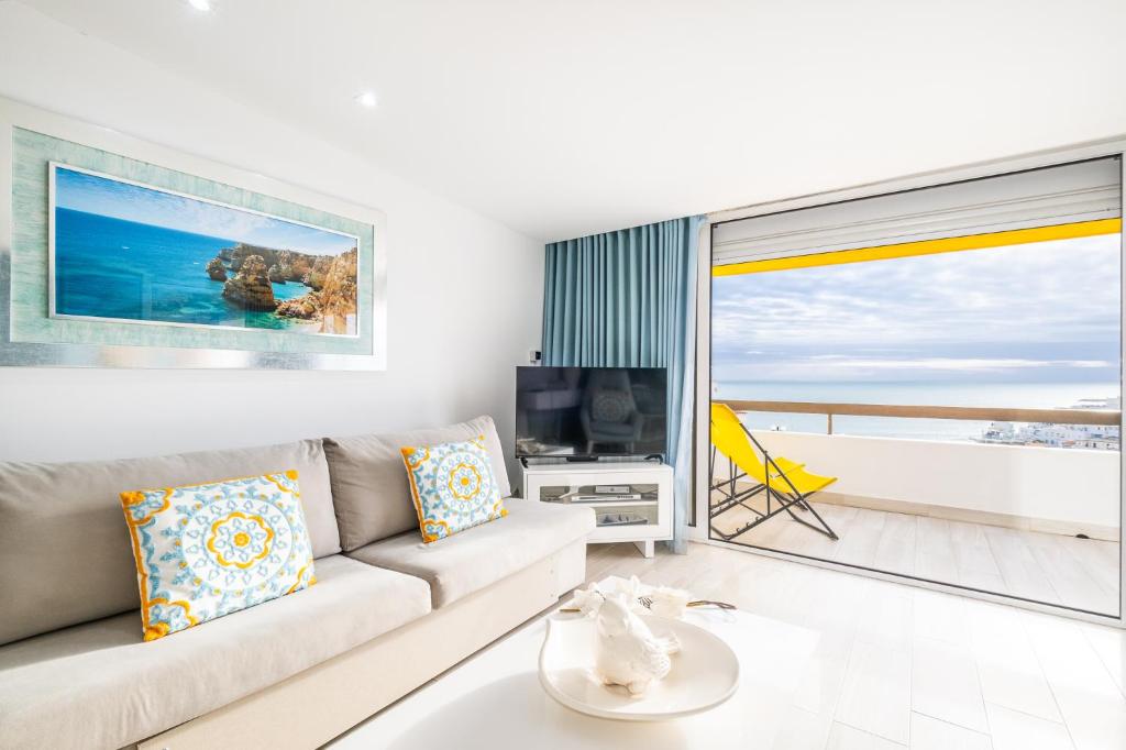 Luxurious Seaview Apartment with pool 5min Beach