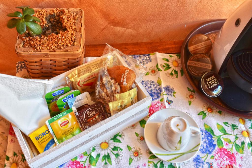 una mesa con una bandeja de comida y una cesta de comida en B&B Arcobaleno, en Potenza