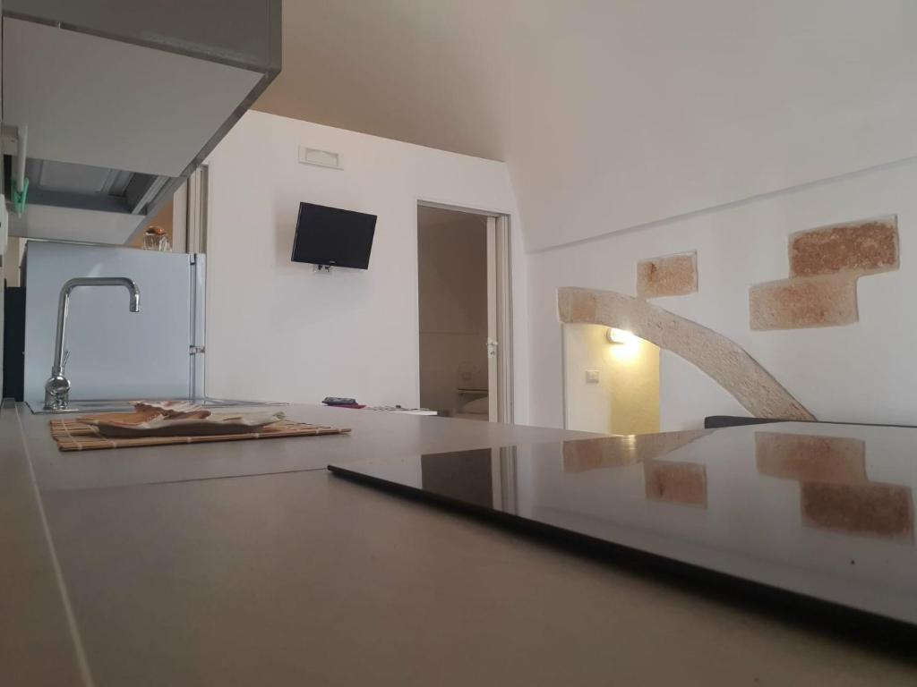 A kitchen or kitchenette at Il sottano alla strada Polignano a mare