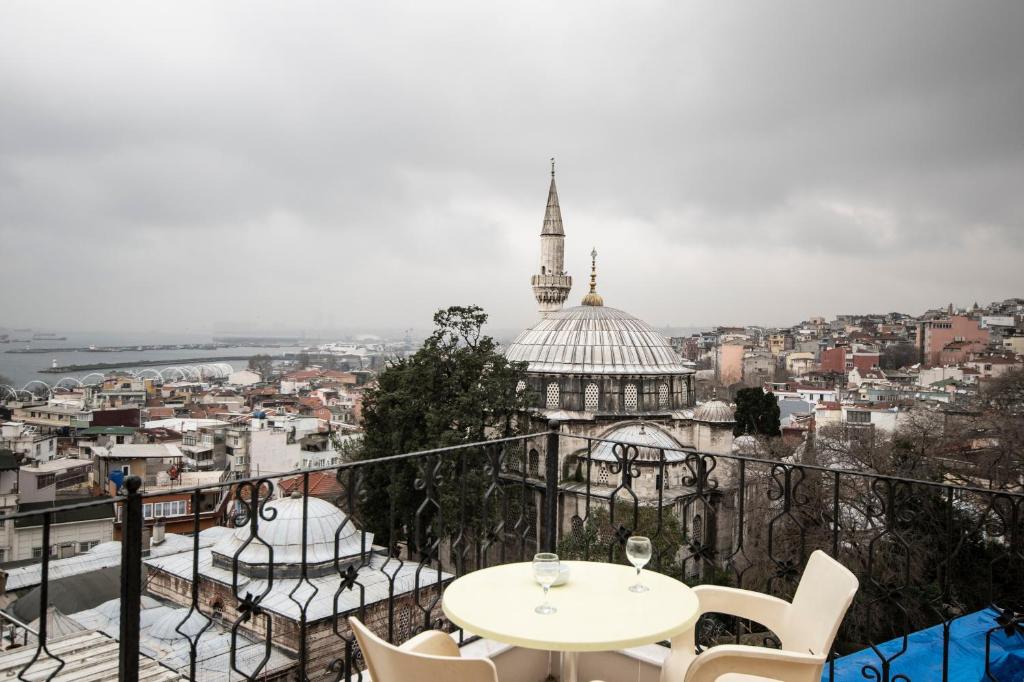 uma mesa e cadeiras numa varanda com vista para a cidade em Sultanahmet Black Pearl Apart Hotel em Istambul