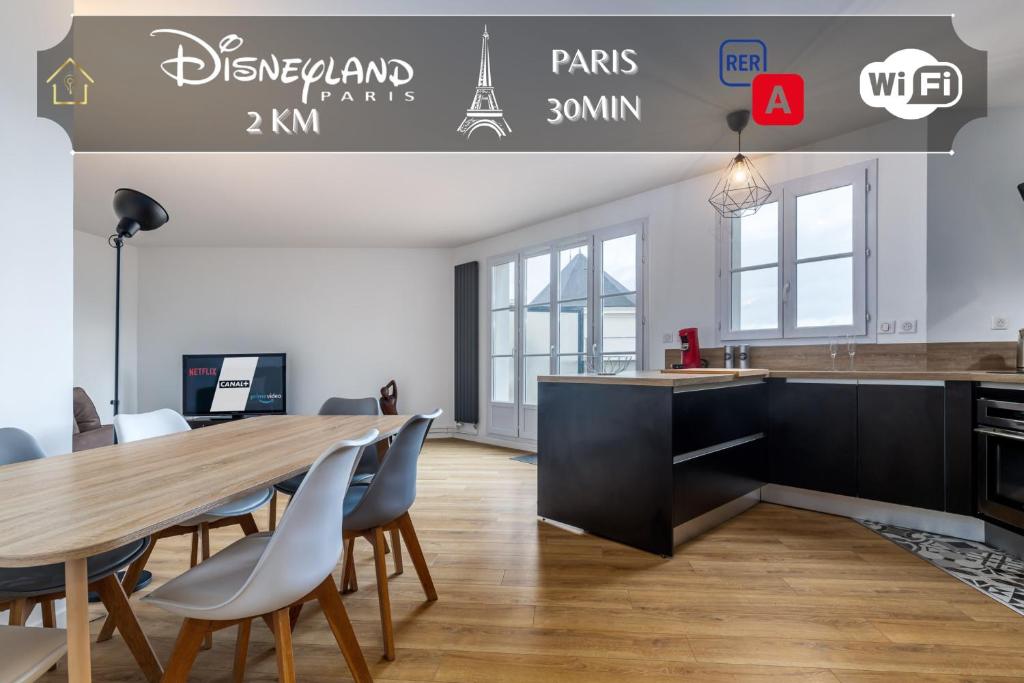 uma cozinha e sala de jantar com mesa e cadeiras em Appart'Hôtel Gibraltar Disneyland Paris em Serris