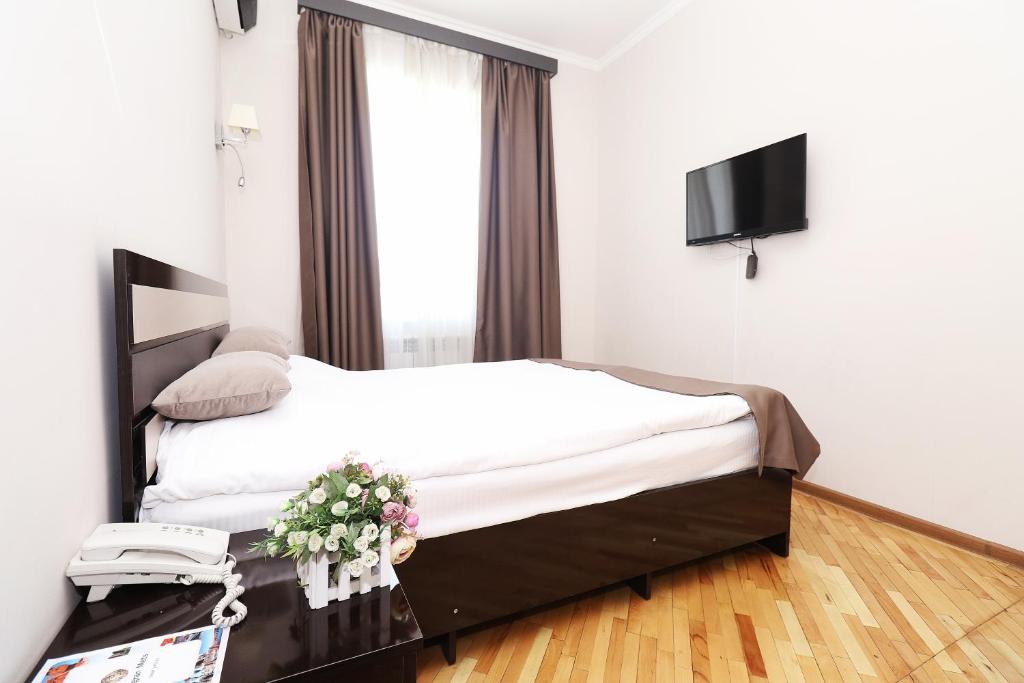 Postel nebo postele na pokoji v ubytování Hotel Tigran Mets Yerevan