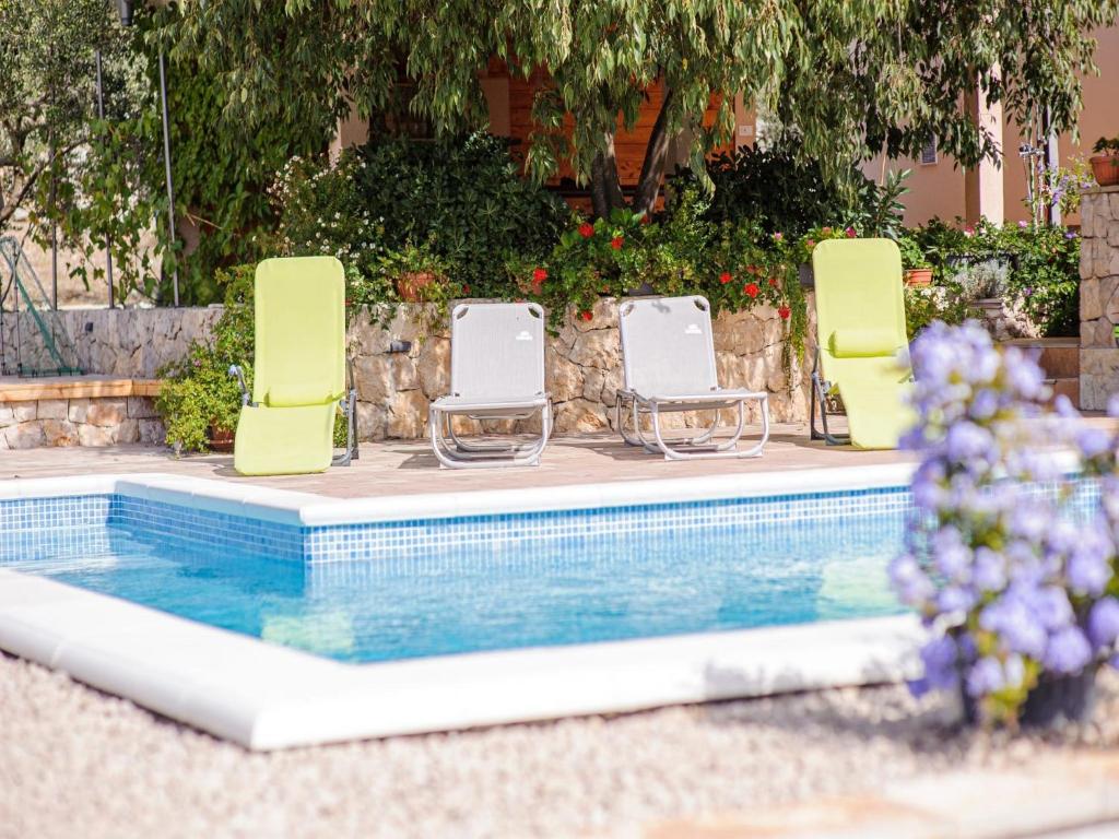 Bazén v ubytovaní Holiday Home Rokoko alebo v jeho blízkosti