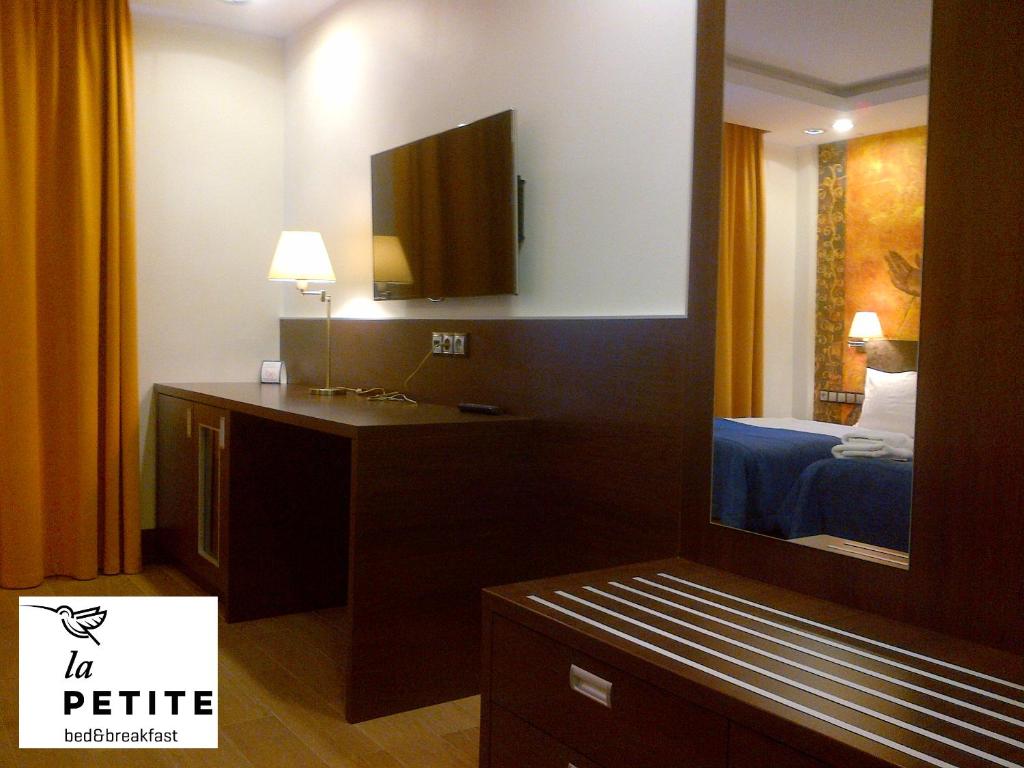 La Petite APARTMENTS & ROOMS - Resim 27