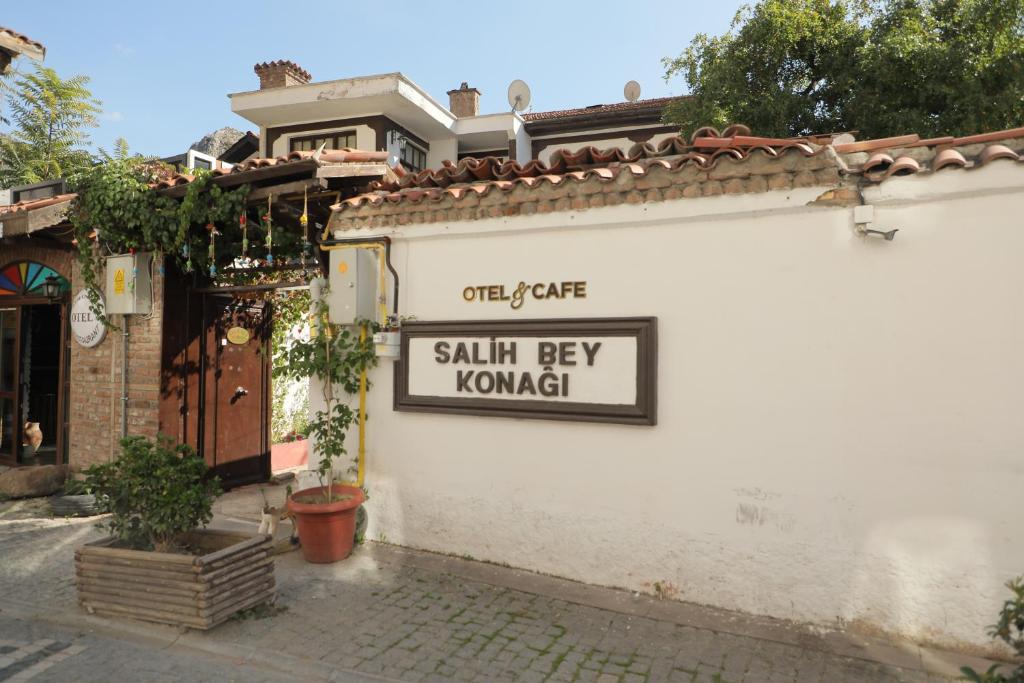 una señal en un lado de un edificio blanco en SALİH BEY KONAĞI, en Amasya