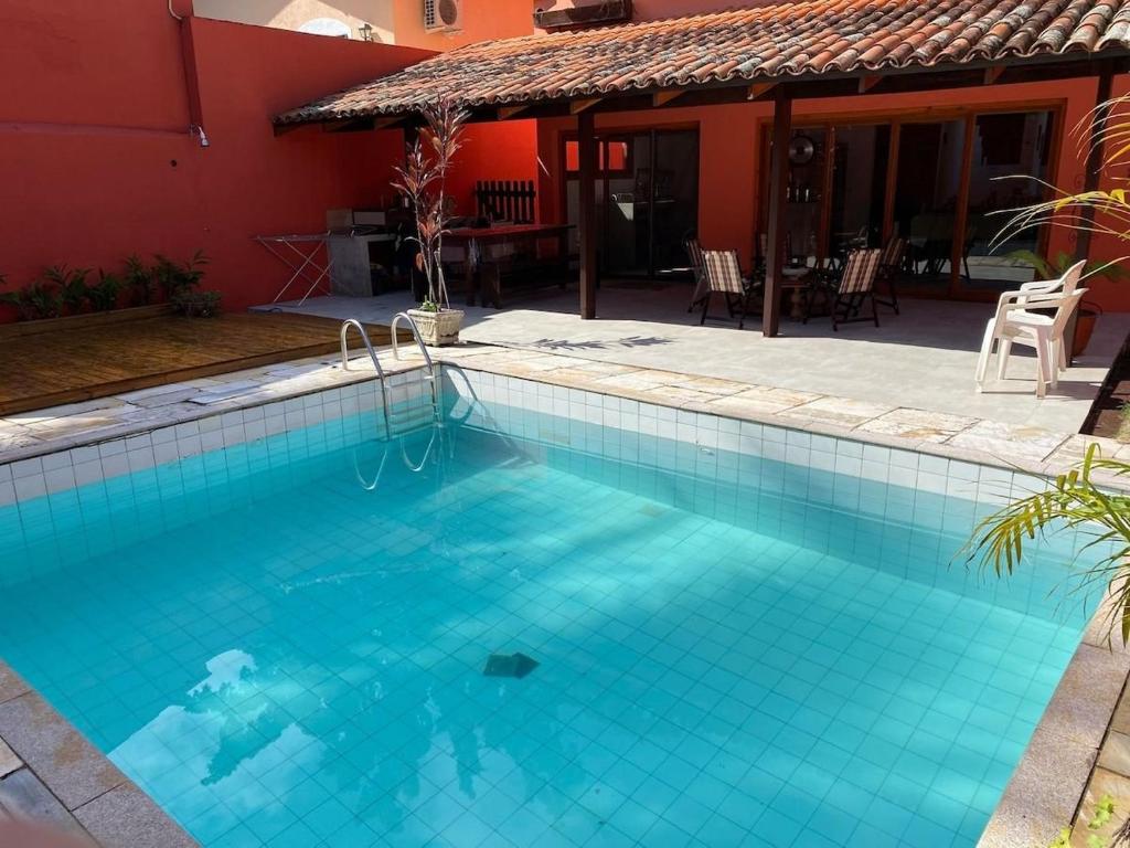 Majoituspaikassa Casa aconchegante com piscina, a 100m da praia tai sen lähellä sijaitseva uima-allas