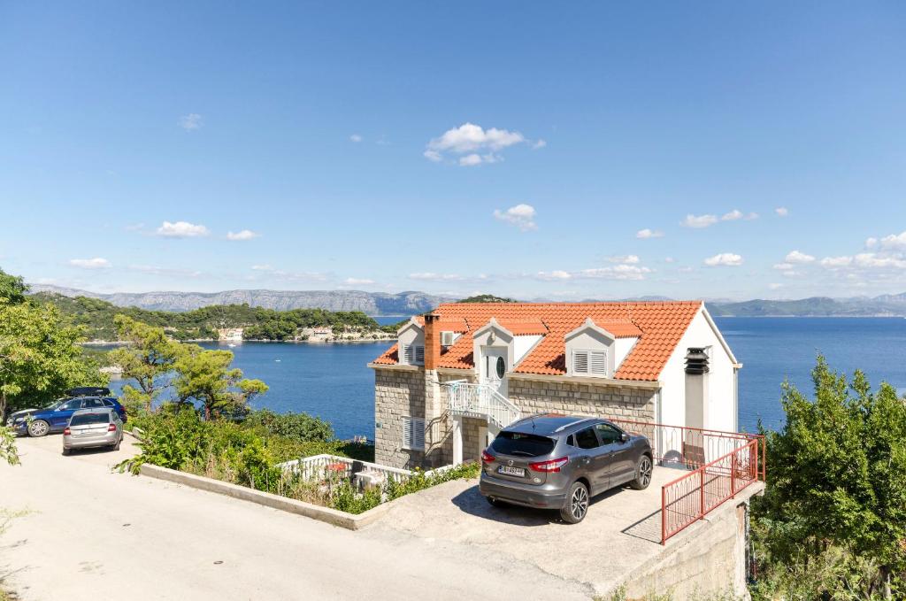 ein Haus mit einem Auto in der Einfahrt in der Unterkunft Apartment Ruza in Sobra