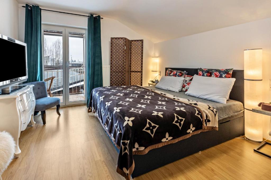 um quarto com uma cama e uma grande janela em Radolfzell Bodensee em Radolfzell am Bodensee