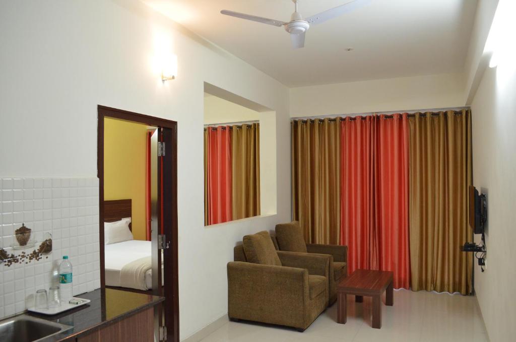 Grand Suites Yelahanka - 豪华双人房间与阳台