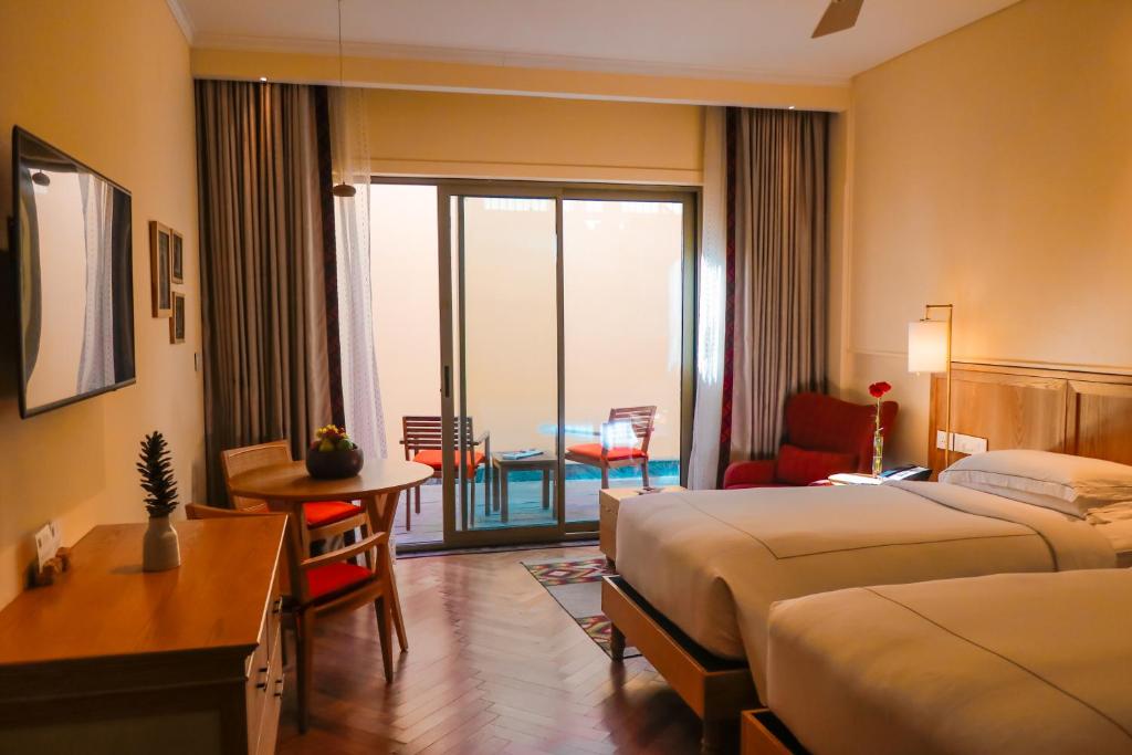 Postel nebo postele na pokoji v ubytování Taj Theog Resort & Spa Shimla