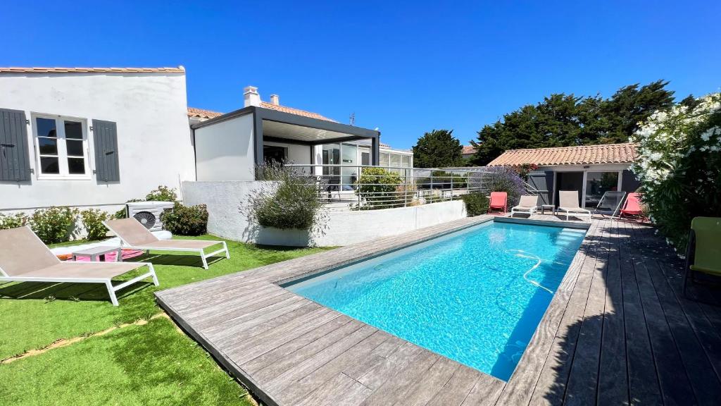 a swimming pool in the yard of a house at Villa avec piscine privée, à proximité de la plage et du centre de thalasso in Ars-en-Ré