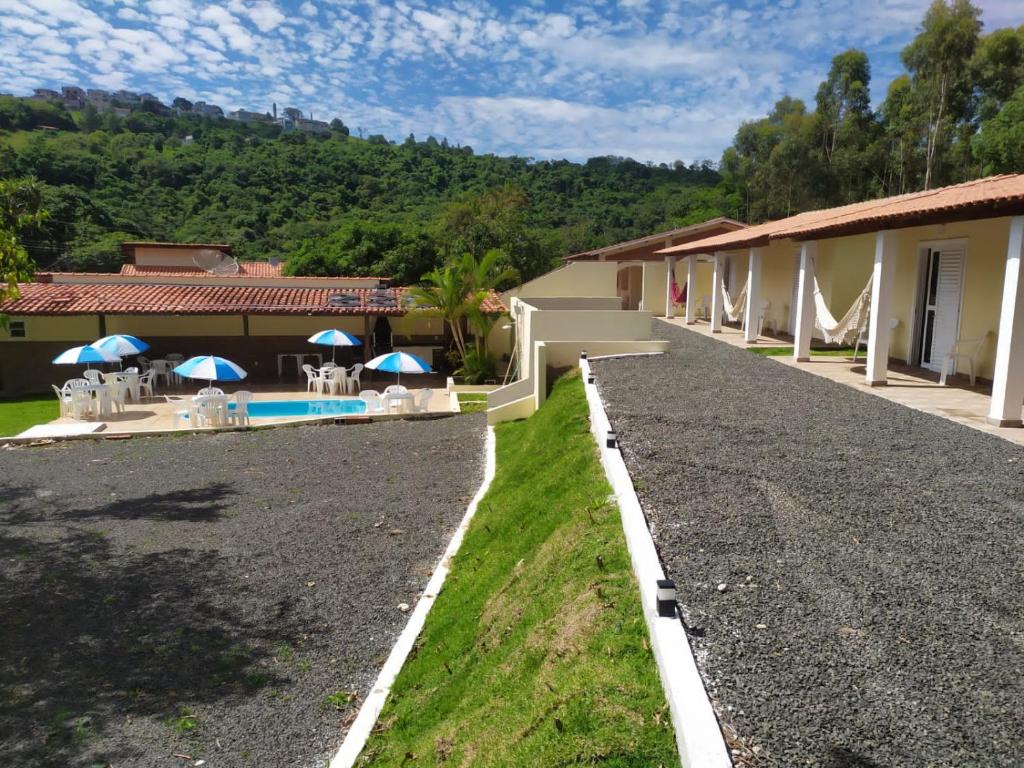 een huis met een zwembad en een gebouw bij Pousada Saint James in Águas de Lindóia