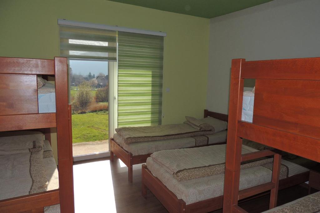 Hostel Villa Popović emeletes ágyai egy szobában