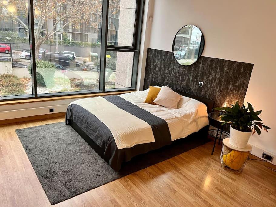 מיטה או מיטות בחדר ב-Beautiful Bright Loft
