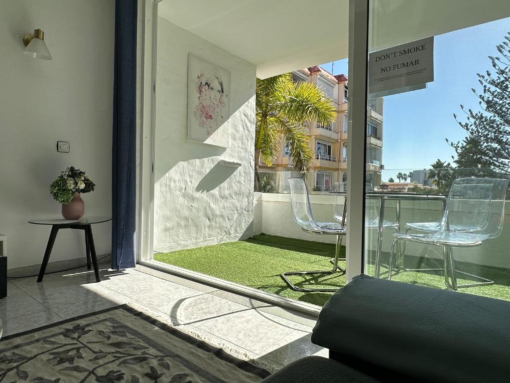 Zahrada ubytování Sunny Apartment Tanife by Yumbo