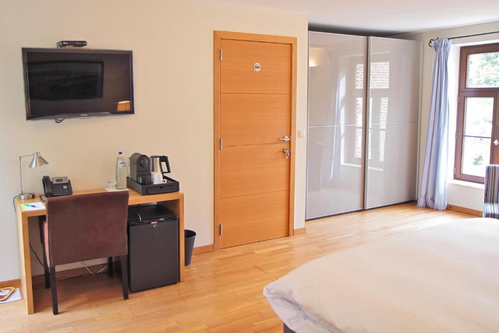 Postel nebo postele na pokoji v ubytování Hôtel - Ferme du Château d'Ahin