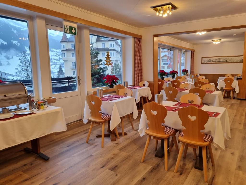Um restaurante ou outro lugar para comer em Hotel Bernerhof Grindelwald