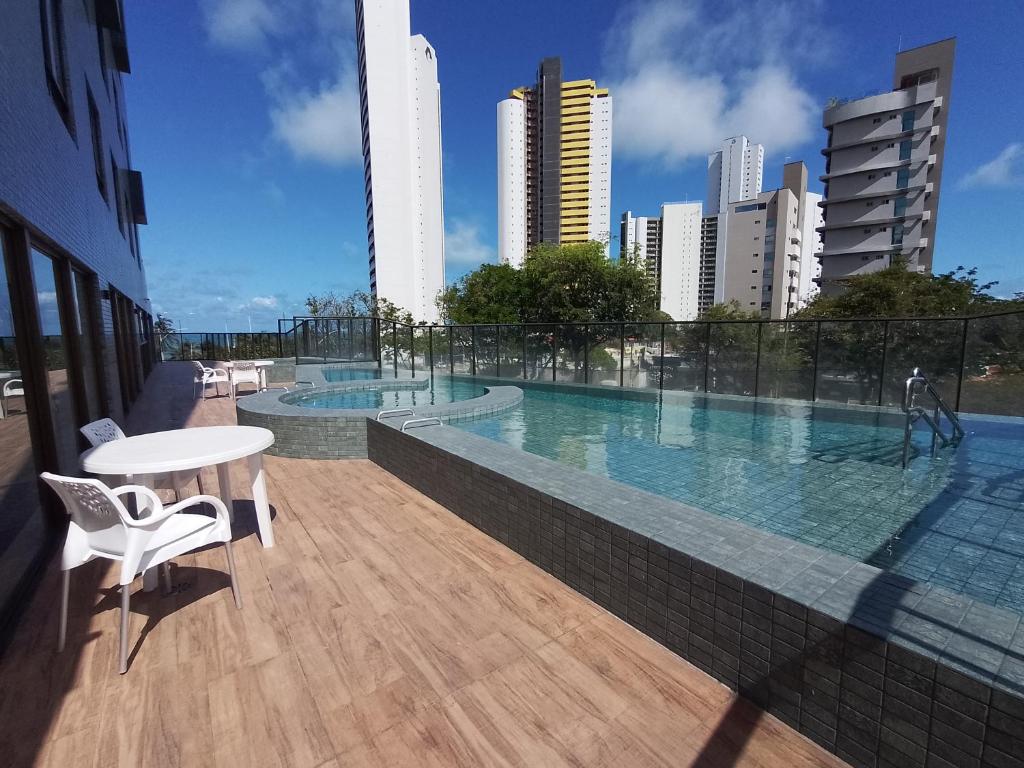 ein Pool auf dem Dach eines Gebäudes in der Unterkunft ILUSION FLAT-Ponta Negra in Natal