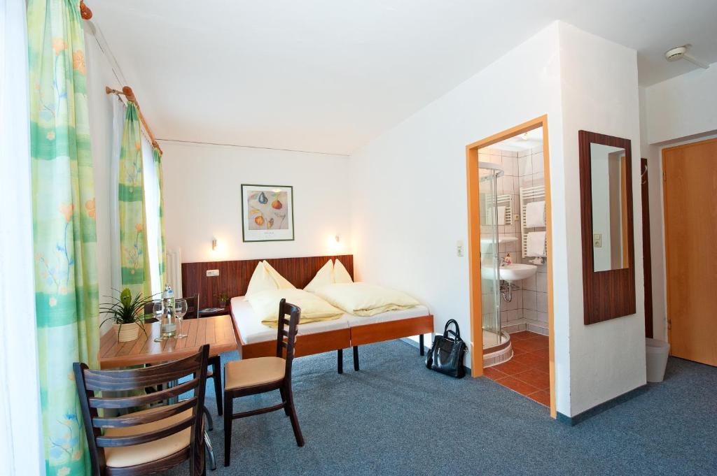 Schlafzimmer mit einem Bett, einem Schreibtisch und einem Tisch in der Unterkunft Park Hotel Gastein in Bad Hofgastein